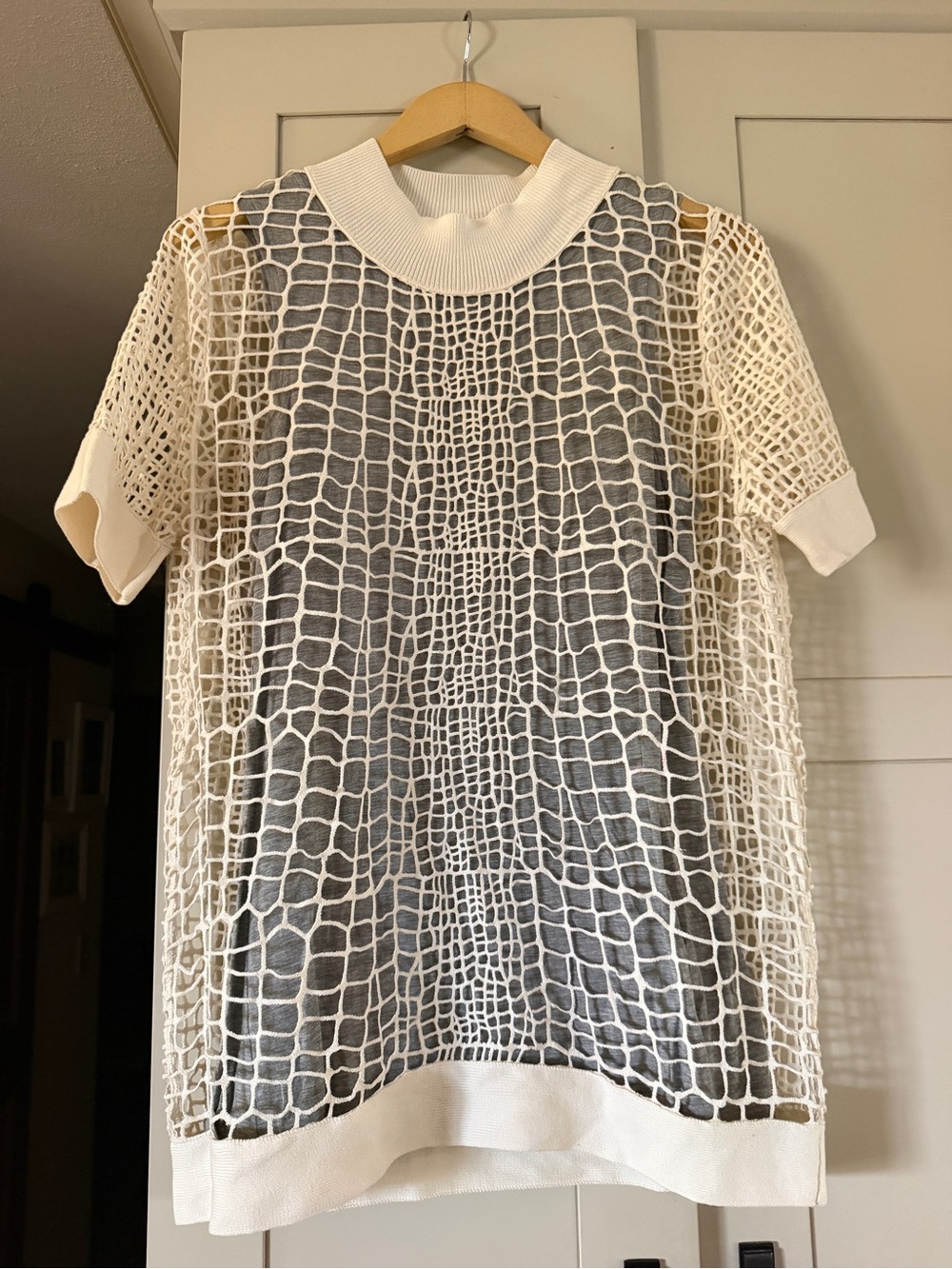 Roberto Rodríguez fish net overtop with tank, size S